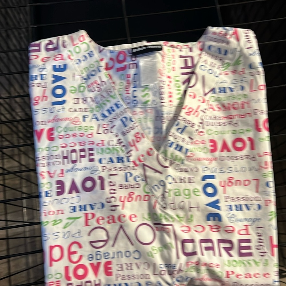 Scrub top 2x love print
